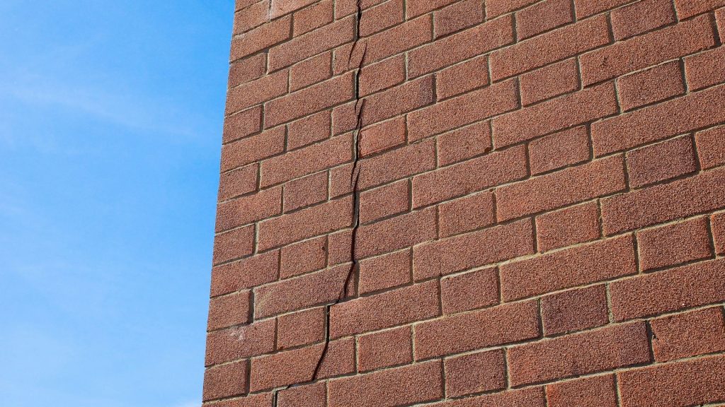 un mur extérieur qui s’incline ou se déboîte